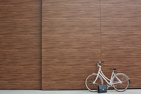 Bisiklet ve siyah evrak çantası — Stok fotoğraf
