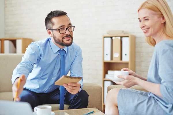 Verkoper in gesprek met de klant — Stockfoto