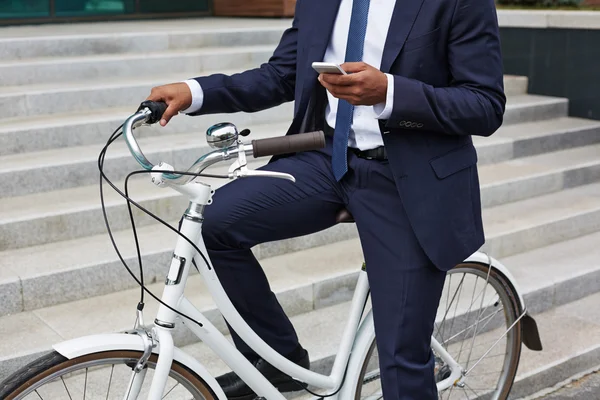 Affärsman med hjälp av mobiltelefon — Stockfoto