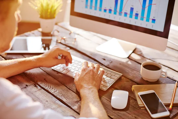 Homem de negócios computação no local de trabalho — Fotografia de Stock