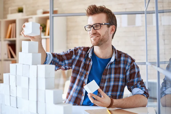 Empresário construção pirâmide com cubos — Fotografia de Stock