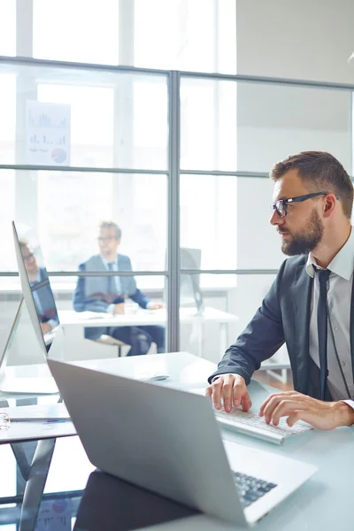 Moderner junger Geschäftsmann tippt — Stockfoto