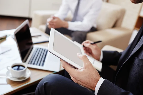 Empregado com touchpad trabalhando com dados — Fotografia de Stock