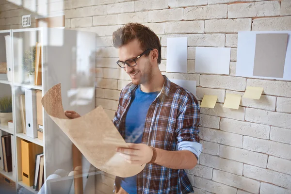 Architect looking at blueprint — Stock Photo, Image