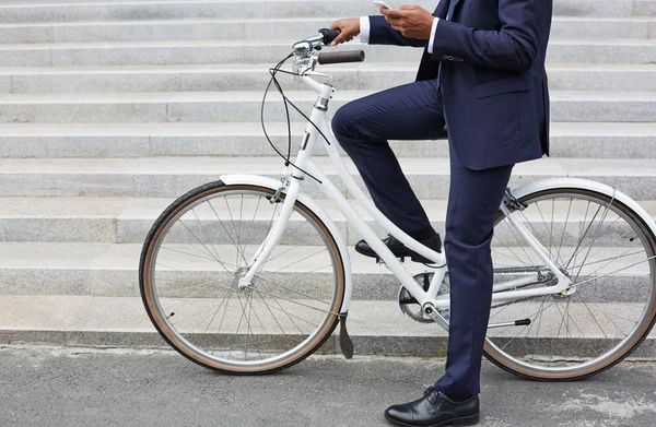 Бизнесмен в костюме сидит на велосипеде — стоковое фото