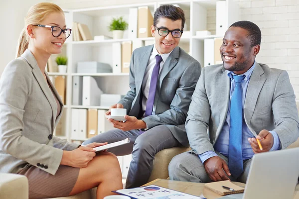 Empresarios discutiendo noticias positivas — Foto de Stock