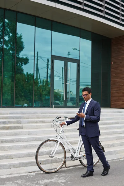 Man with bicycle and cellphone — Stockfoto