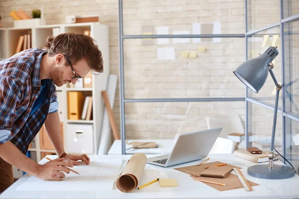 Arquiteto ocupado no escritório — Fotografia de Stock