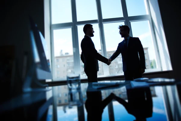 Уверенные бизнесмены пожимают друг другу руки — стоковое фото