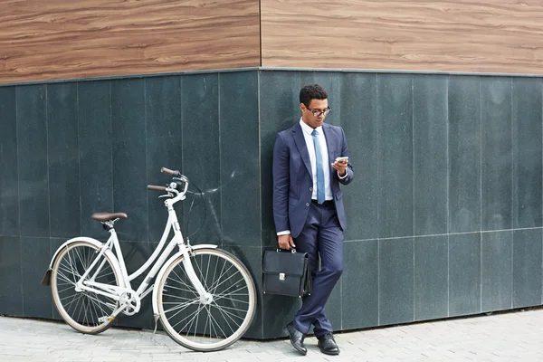 Elegant employee with briefcase — Stockfoto