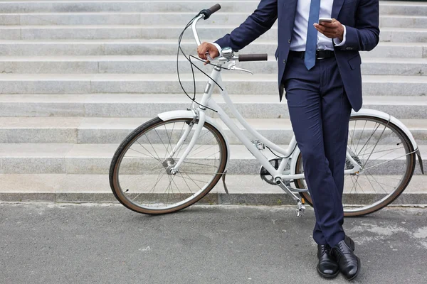 Бизнесмен с сотовым телефоном и велосипедом — стоковое фото