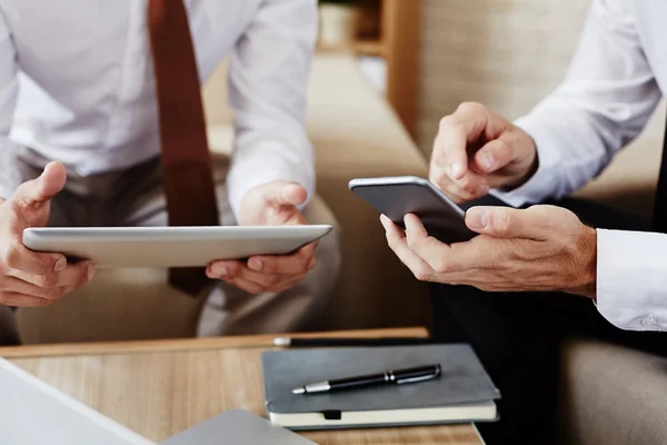 Employés travaillant avec une tablette numérique et un téléphone cellulaire — Photo