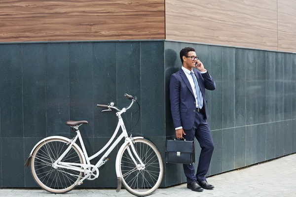 Moderner Agent am Telefon — Stockfoto