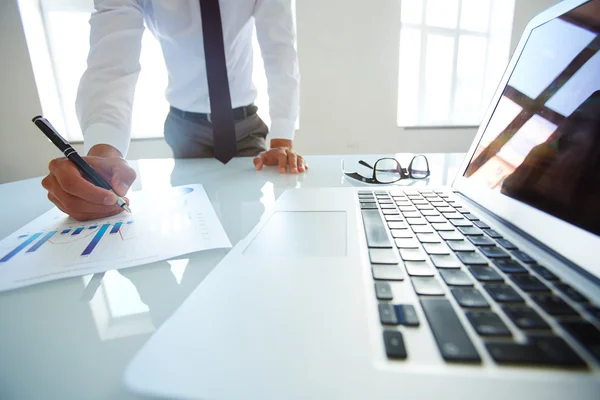 Geschäftsmann arbeitet mit Businessplan — Stockfoto