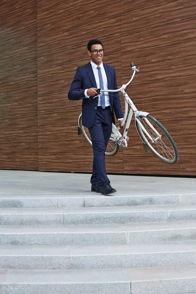 階下に行く自転車を持ったビジネスマン — ストック写真