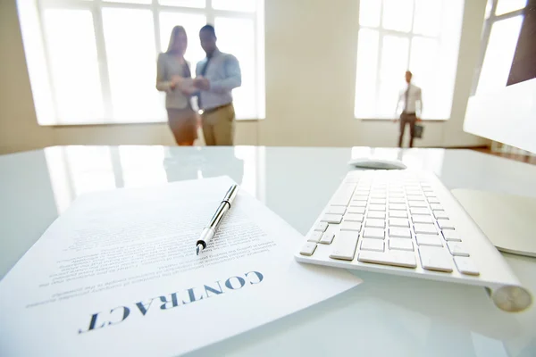 Ondernemers gaan contract te ondertekenen — Stockfoto