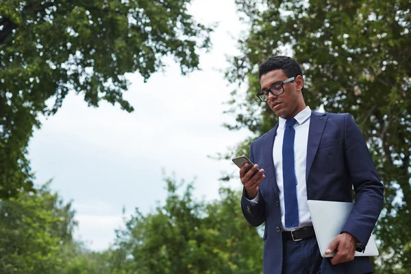 Hombre de negocios con tableta digital utilizando el teléfono celular — Foto de Stock