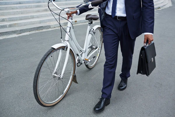 Бизнесмен с портфелем и велосипедом — стоковое фото