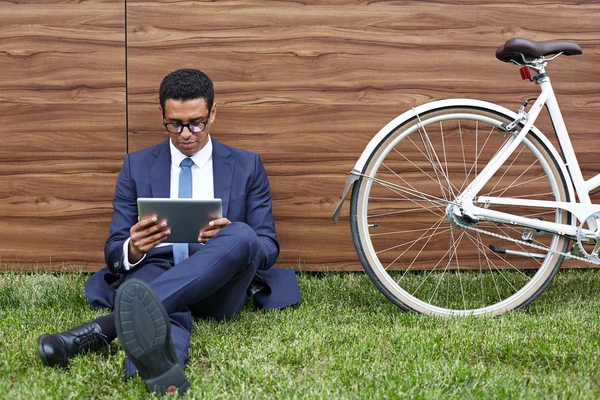 Joven hombre de negocios con touchpad — Foto de Stock