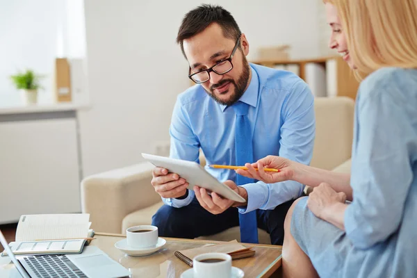 Mujer haciendo preguntas al gerente de ventas — Foto de Stock