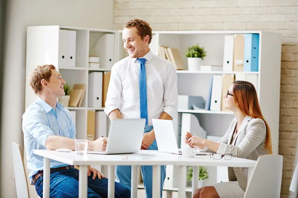 Business partners talking at break — Stock Photo, Image