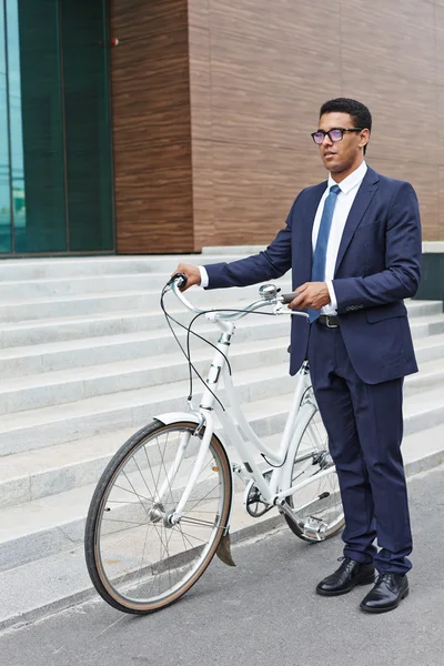 Junger Geschäftsmann mit Fahrrad — Stockfoto