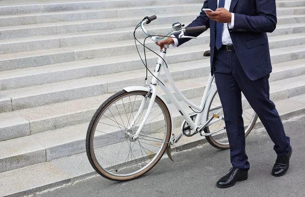 Cep telefonu ve bisiklet ile işadamı — Stok fotoğraf