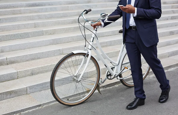 携帯電話と自転車を持ったビジネスマン — ストック写真