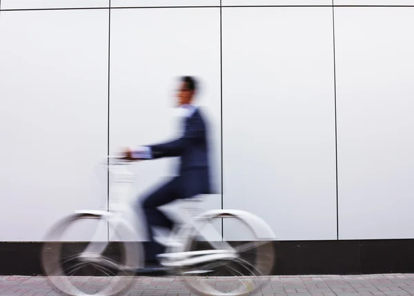 Uomo d'affari in tuta da equitazione bicicletta — Foto Stock