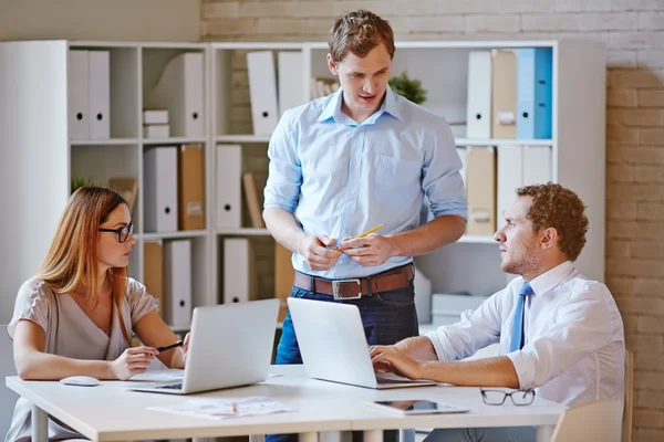 Säker medarbetare diskuterar planer — Stockfoto