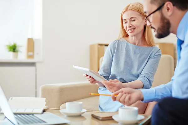 Manager talking to client — Stock Photo, Image