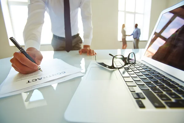 Lawyer reading contract — Stock Photo, Image