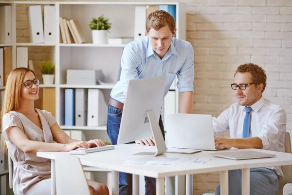 Colleagues working in office — Stock Photo, Image