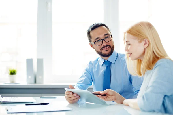 Geschäftsfrau sagt Kollegin ihre Meinung — Stockfoto