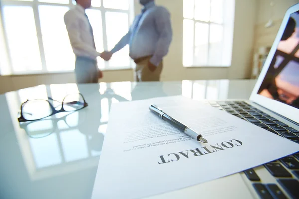 Partner schließen Vertrag erfolgreich ab — Stockfoto