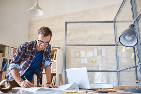 Arquitecto con dibujo a lápiz boceto — Foto de Stock