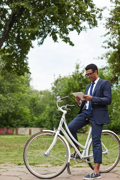 Affärsman sitter på cykel och nätverk — Stockfoto