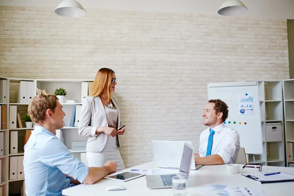 Employés discutant des idées au bureau — Photo