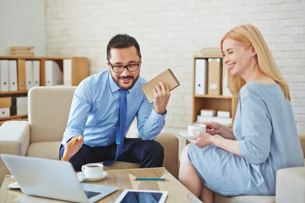 Salesman presenting services to client — Stock Photo, Image