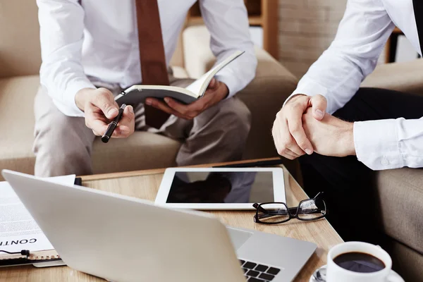 Empleados discutiendo datos en el ordenador portátil — Foto de Stock