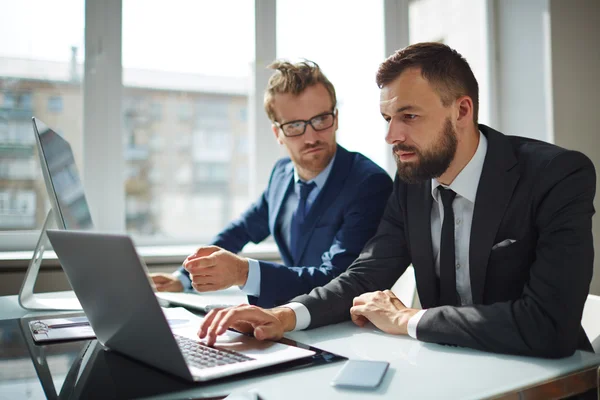 Zakenlieden browsen op laptop — Stockfoto