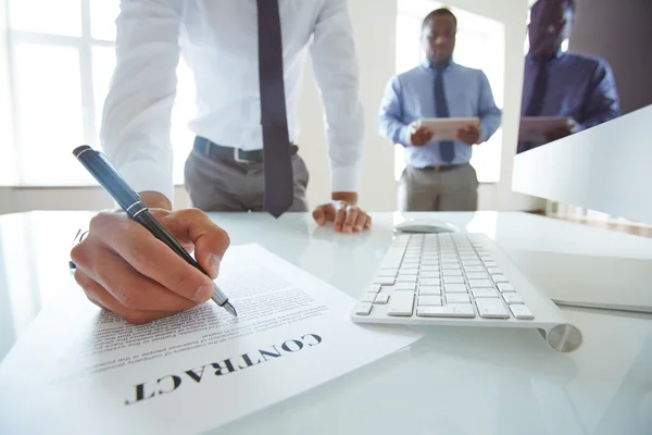 Empresários reunidos para assinar contrato — Fotografia de Stock