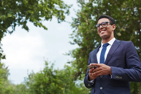 Employé avec smartphone dans le parc — Photo