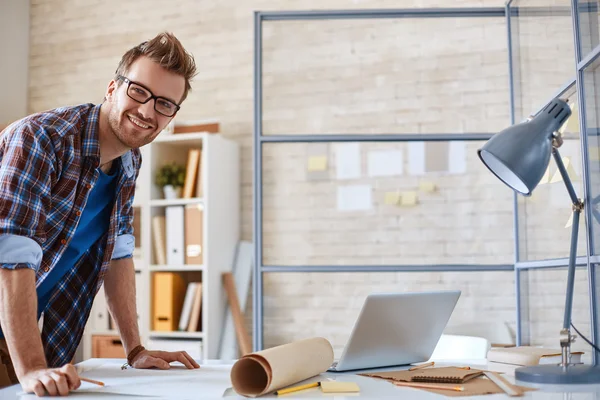 Jovem empregado pelo seu local de trabalho — Fotografia de Stock