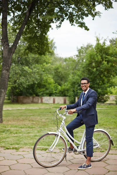 Zakenman zittend op de fiets — Stockfoto