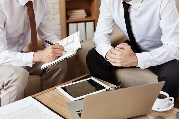 Empleado haciendo notas en bloc de notas — Foto de Stock