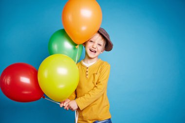 küçük çocuk balon