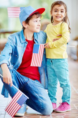 erkek ve kız Amerikan bayrakları ile