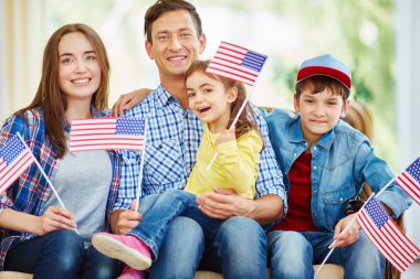 Bayrakları ile Amerikan ailesi
