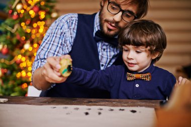 adam ve küçük çocuk yazdırma Noel ağacı